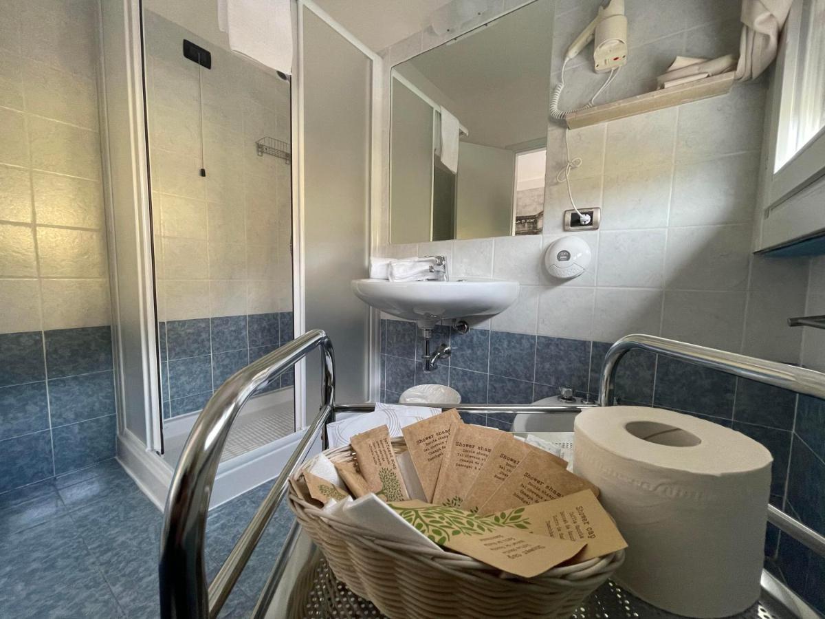 Lake Garda Hostel Сало Екстер'єр фото