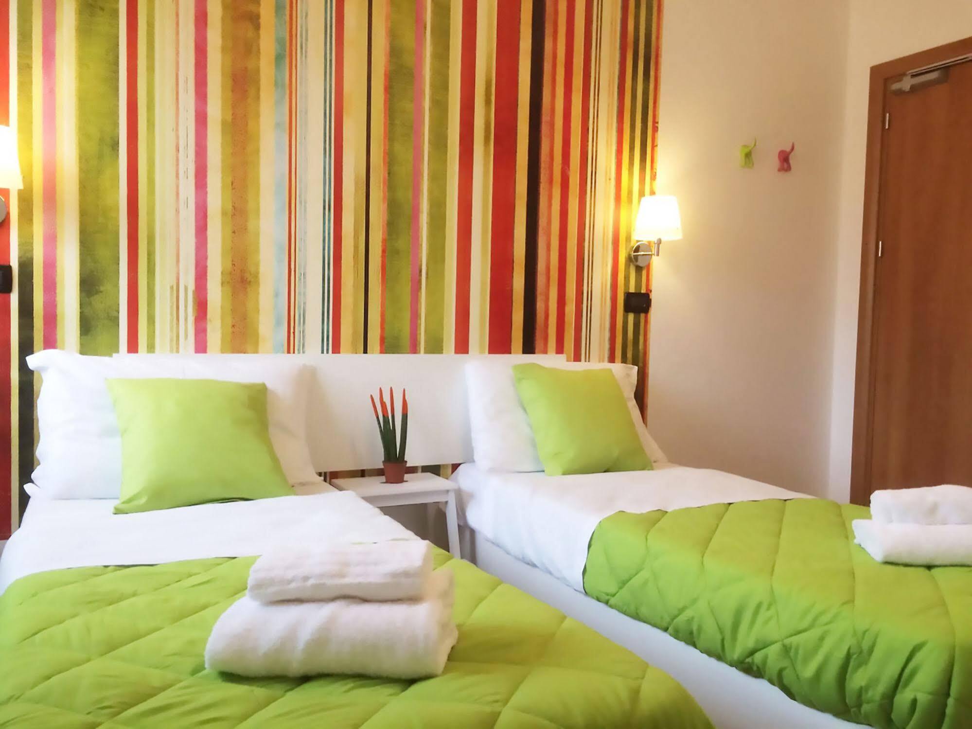 Lake Garda Hostel Сало Екстер'єр фото